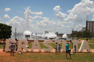 Na foto o letreiro "Eu amo Brasília"da Torre de TV com alguns turistas em volta. 