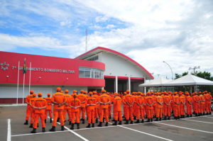 Imagem com bombeiros em frente a um quartel recém inaugurado