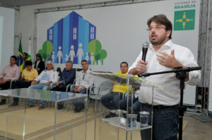 Secretário de Gestão do Território e Habitação, Thiago de Andrade, fala no lançamento do Habita Brasília