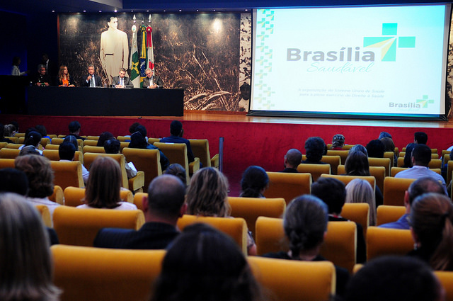 Na foto, O presidente do Conselho de Saúde do DF, Helvécio Ferreira; a secretária adjunta de Saúde, Eliene Ancelmo Berg; o governador Rodrigo Rollemberg, o secretário de Saúde, Humberto Fonseca; e o diretor executivo do Conselho Nacional de Secretários de Saúde (Conass), Jurandir Frutuoso apresentam o programa em um auditório.