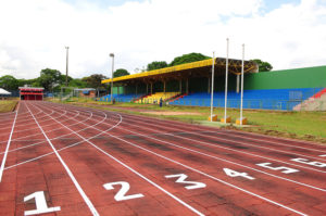 Na imagem a foto de uma pista de atletismo vazia