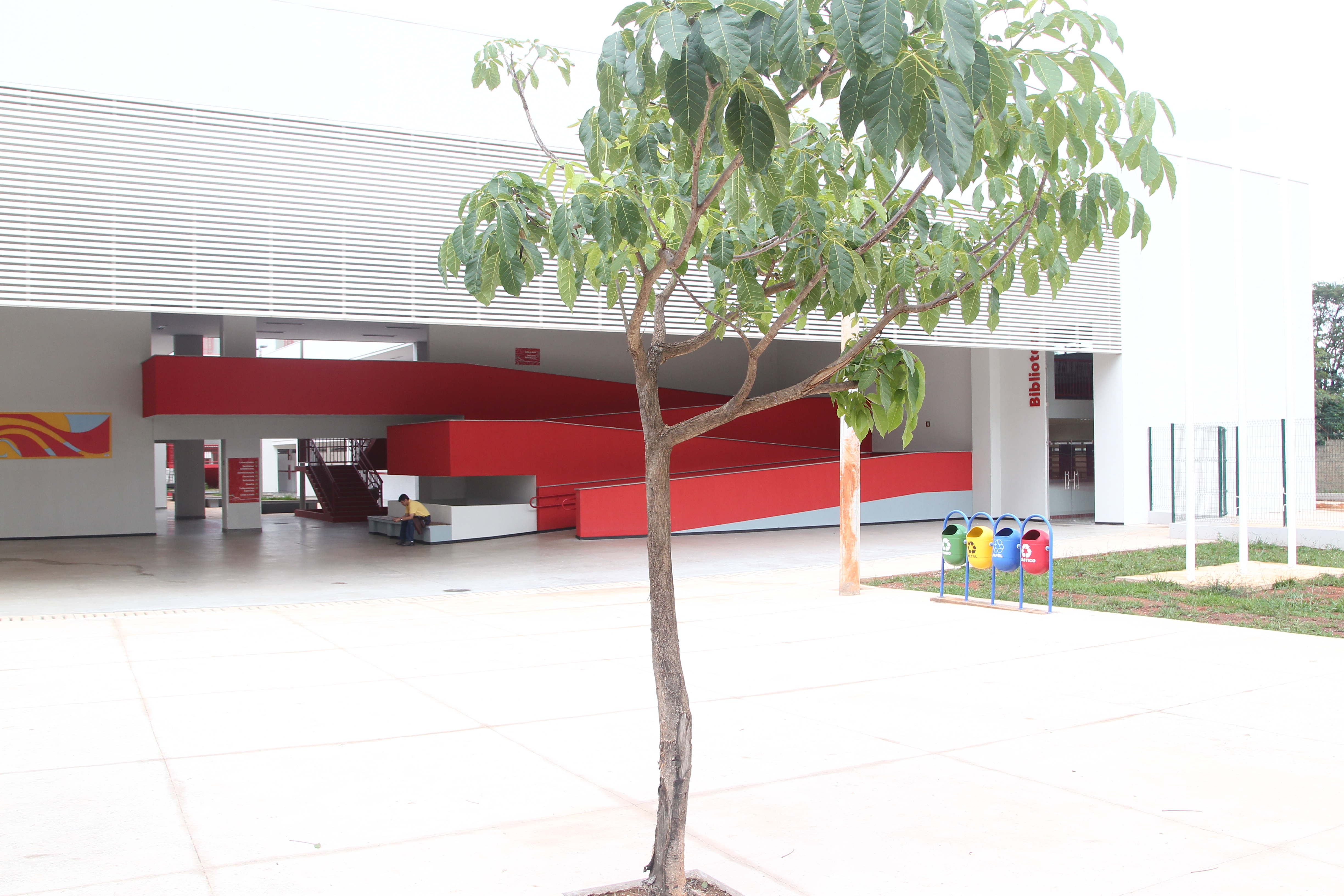 foto da fachada de uma escola