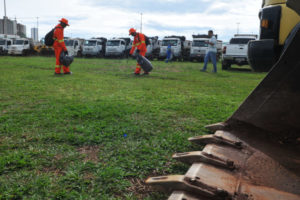 Homens da equipe de limpeza atuam no Gama