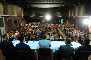 Na imagem uma grupo de pessoas acompanha falas das autoridades em evento de lançamento.