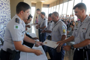 Policiais recebendo seus certificados