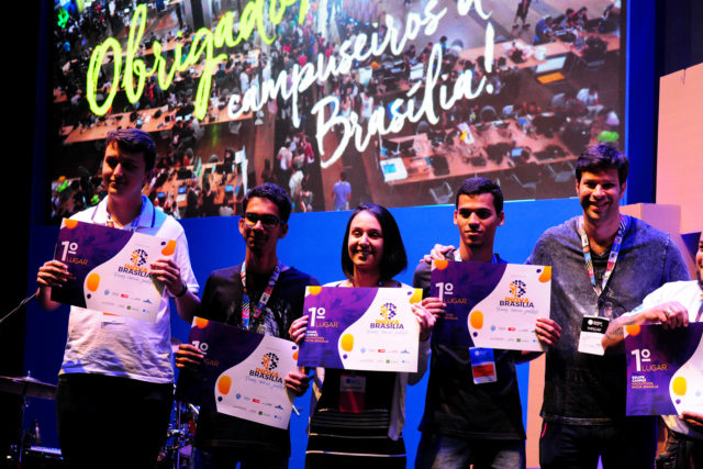 Na foto, cinco jovens mostram certificados da premiação do hackaton da Campus Party Brasília 2017