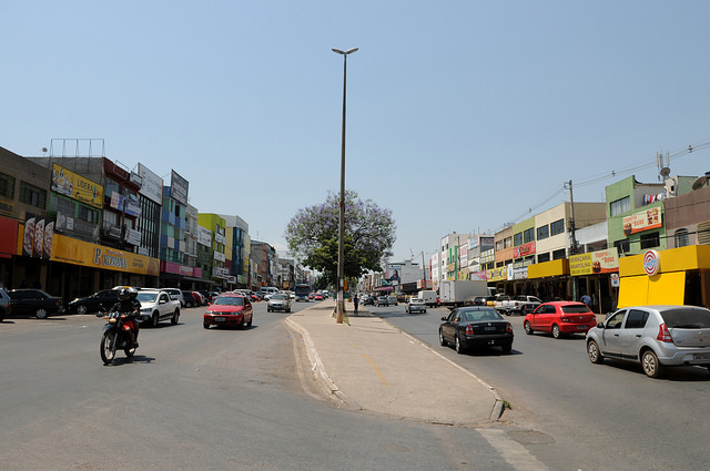 na foto, uma rua movimentada com carros e motos no Paranoá