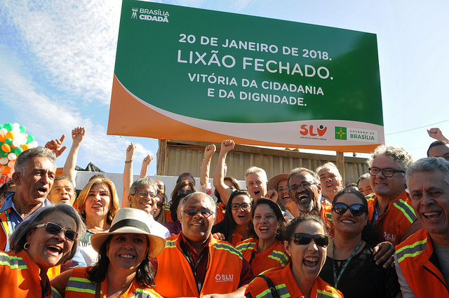 na foto, pessoas comemoram o fechamento do lixão da estrutural 